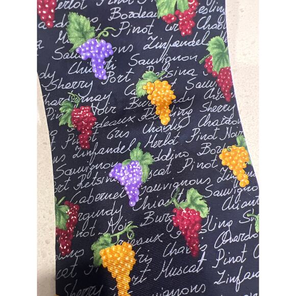 Alynn Neckwear men’s Wine Grapes silk tie - Picture 2 of 4